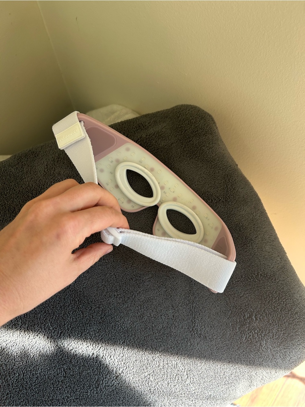 Solawave Eye Recovery Red Light Therapy Mask - Picture 2 of 6
